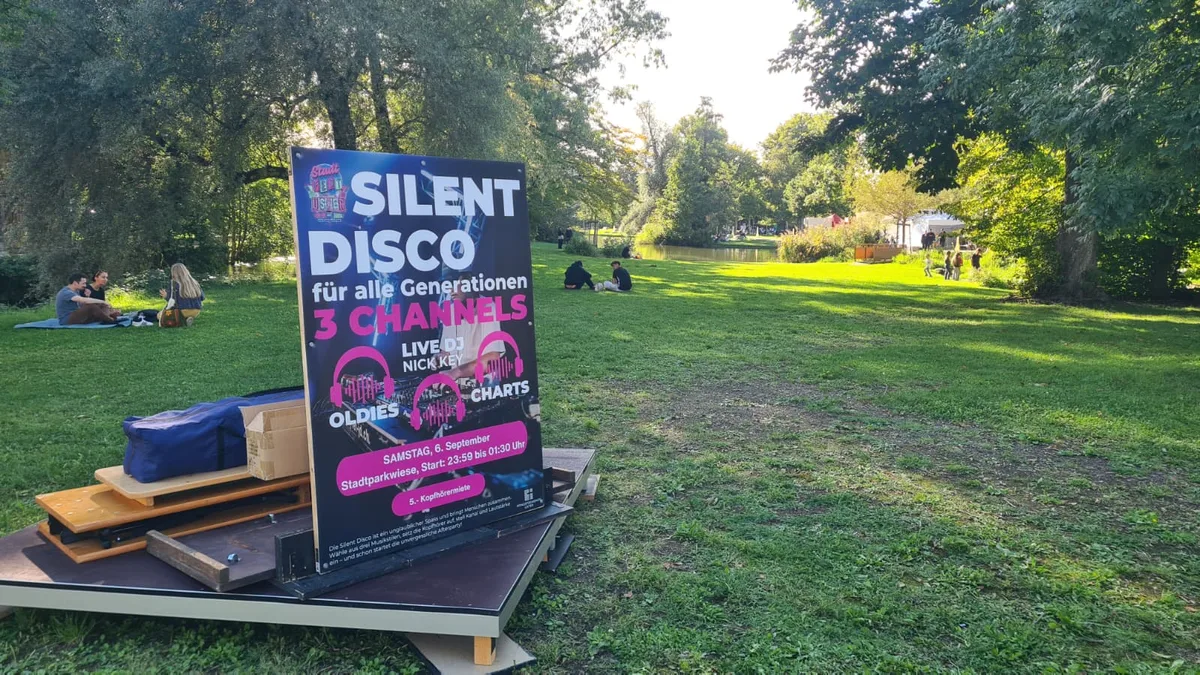 Silent Disco im Stadtpark: Sie steht um Mitternacht an. Silent Disco im Stadtpark: Sie steht um Mitternacht an.